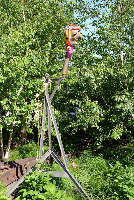 02-1 Alessandro Pessoli Old Singer with Blossoms Sculpture On New York High Line